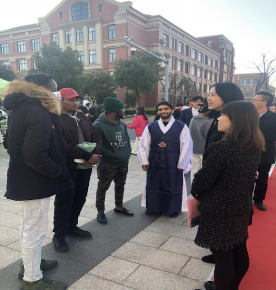 1638234904696037.png 图4:冯丽伟与留学生交谈.png