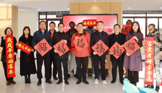 学校党委书记、校长王雪亘等领导班子成员新年慰问“一带一路”国家留学生.png