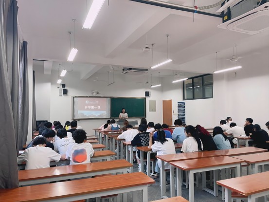 1662100969990508.jpg 经管分院秋季学期“开学第一课”主题班会4(1).jpg