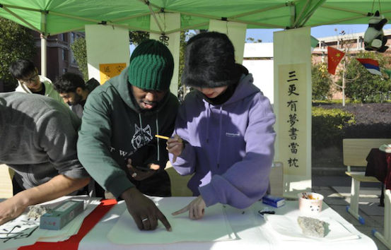 1638234897475270.png 图3:中外学生体验中国书法.png
