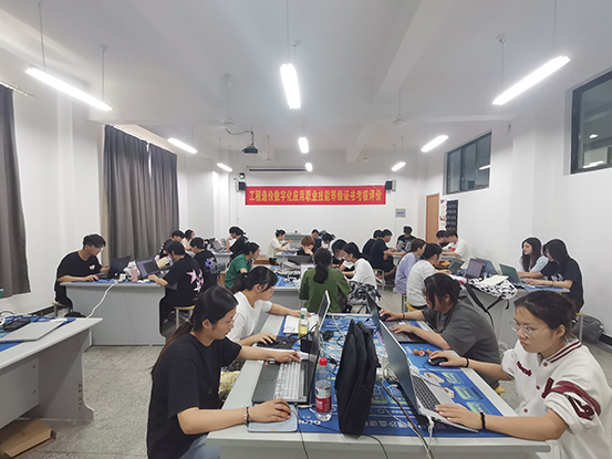 学生考证现场.jpg