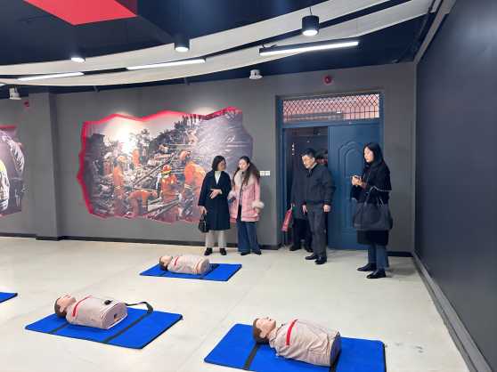 图4参观护理学院实训室(1).png