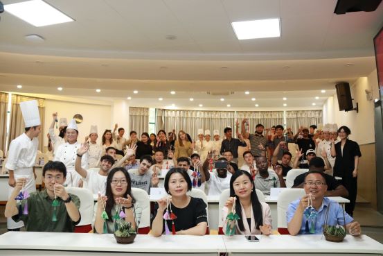 图3 学生们展示制作的香囊111.jpg