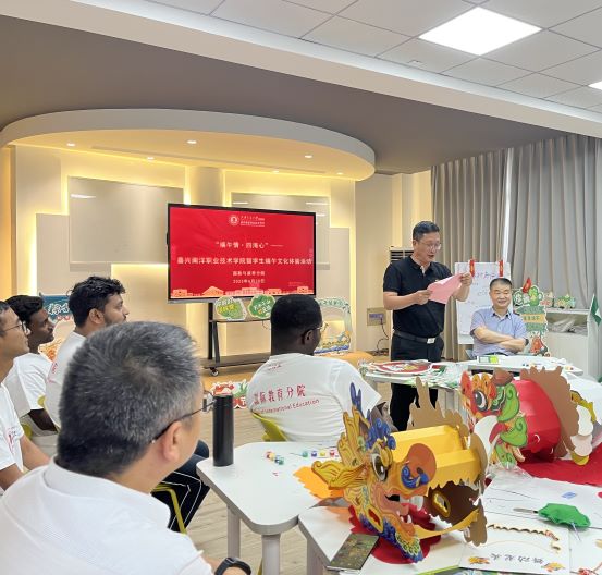 图3 陈书记向留学生讲述端午节.jpg