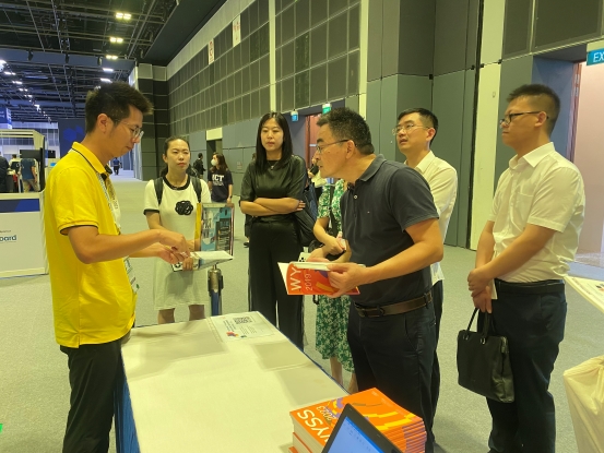 图2.亚龙集团向代表团介绍装备.jpg