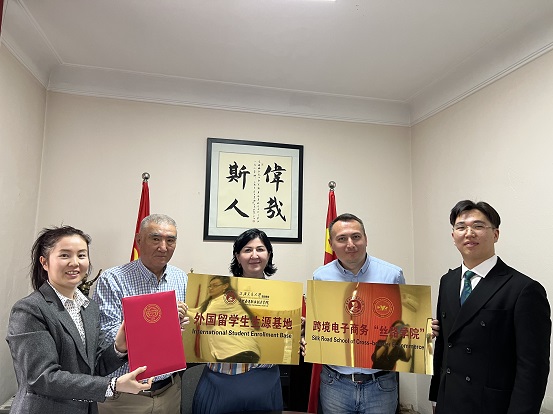 图5-签约授牌-吉方.jpg