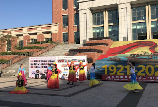 1638234886889131.png 图2:中外文化活动交流现场.png