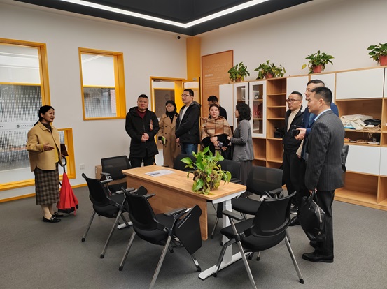 1711674260588478.jpg 参观会议室2.jpg