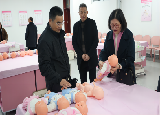 图4参观母婴实训室(1).png