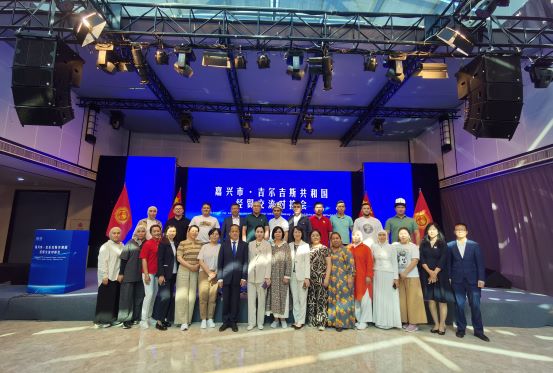 1715222584864100.jpg 图1 中外代表合影111.jpg