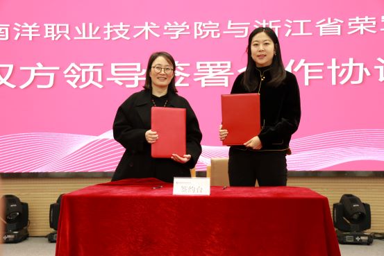 图4冯丽伟、孙燕签署校院合作框架协议11.jpg