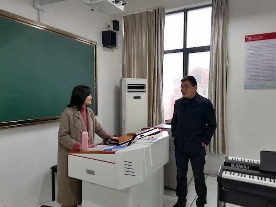 1614832091215372.jpg 院长教师交流.jpg