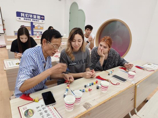 图2 老师教留学生绘制菱画.jpg