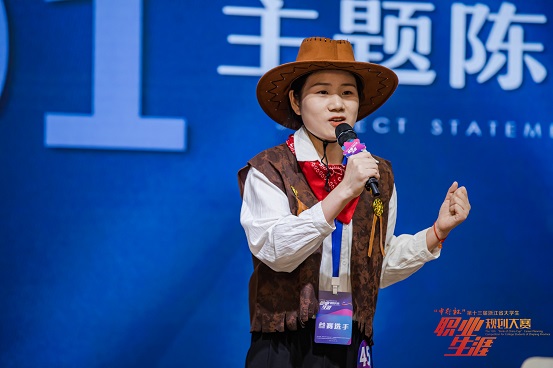 图1 易思佳答辩现场.jpeg