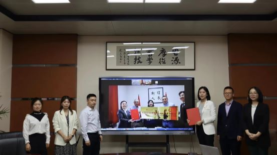 学校与吉尔吉斯斯坦国立民族大学跨境电商“丝路学院”“留学生生源基地”签约暨授牌.jpg