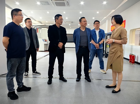 4.参观实训室.jpg