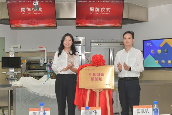 图2 两方校领导揭牌111.jpg