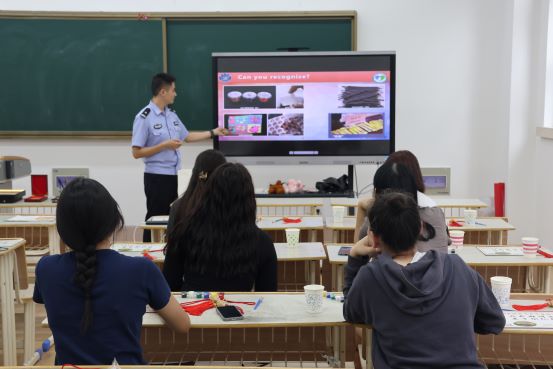 图1 警官向留学生宣讲禁毒知识.JPG