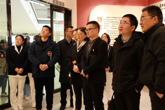 图9：参观杨楢院士展馆11.jpg